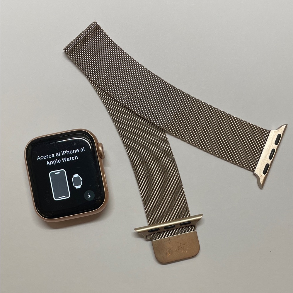 Series 4 Rose Gold Apple Watch with Rose Gold Mesh Band and charger